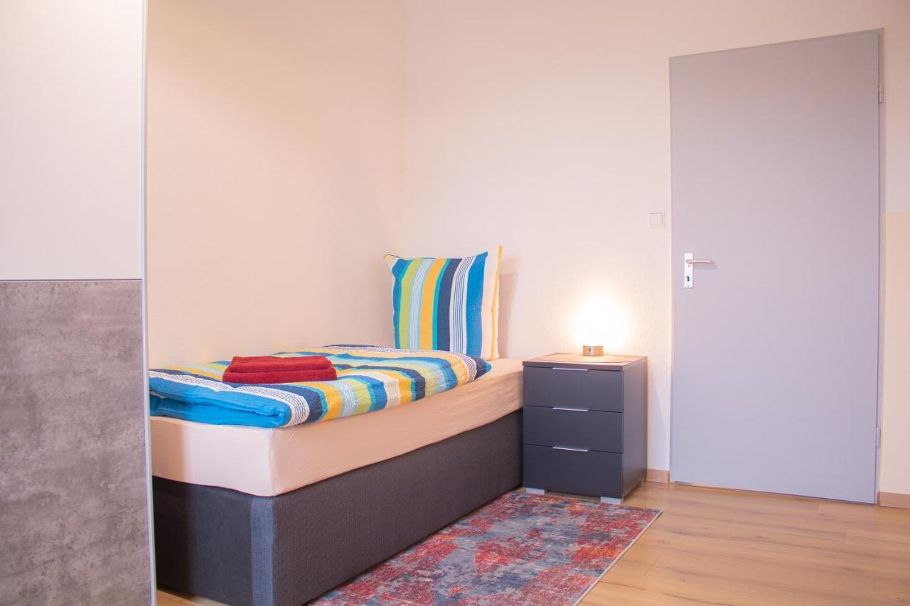 Bis 5 Personen, Parkplatz, Arbeitsplatz Solingen